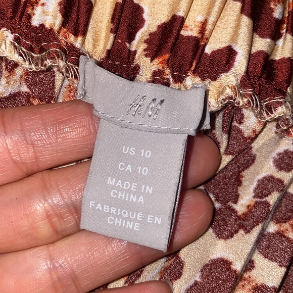 H&M burgundy leopard print pleated skirt
Size: 10 - Picture 5 of 5